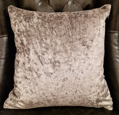 grå sammets kudde